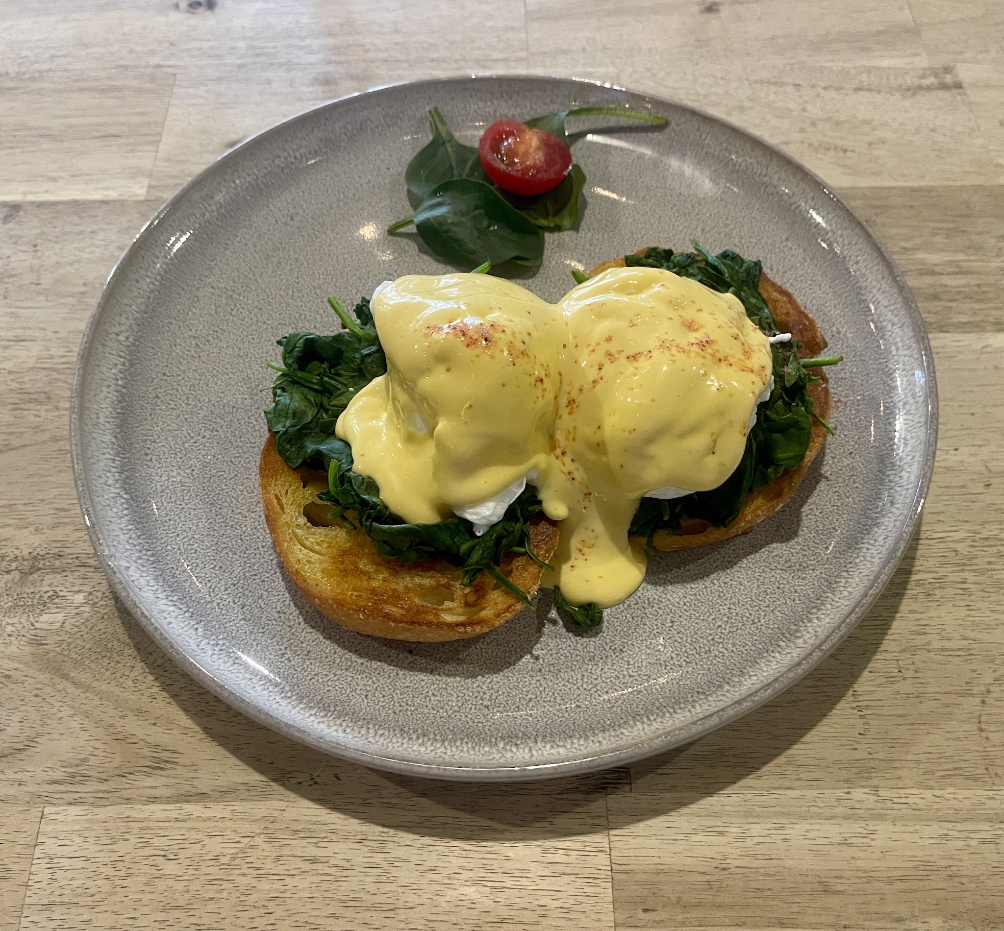 Poached eggs with spinach and hollandaise on toasted sourdough
